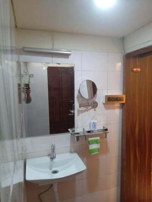 Ostro Inn Studio Apartment Calcutá Exterior foto